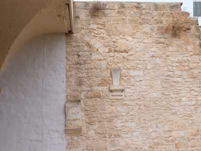 Del restante colonnato, crollato nel corso dei secoli, sono ancora visibili i peducci di appoggio delle volte e le arcate murate